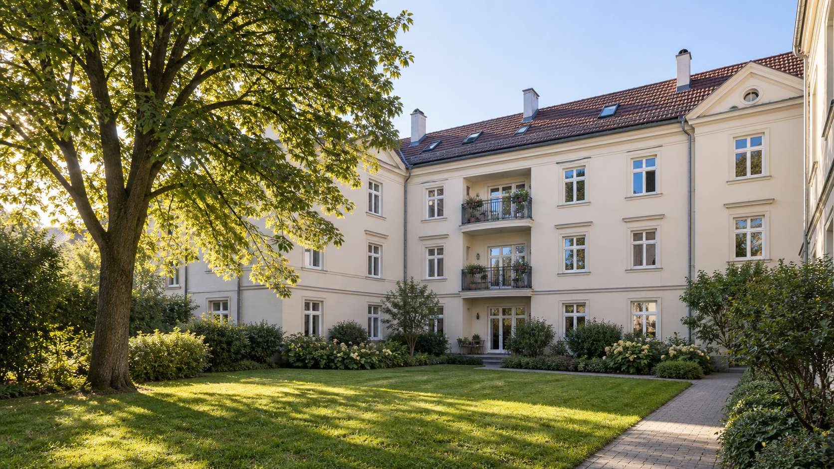 Gepflegtes städtisches Wohnhaus mit begrüntem Innenhof